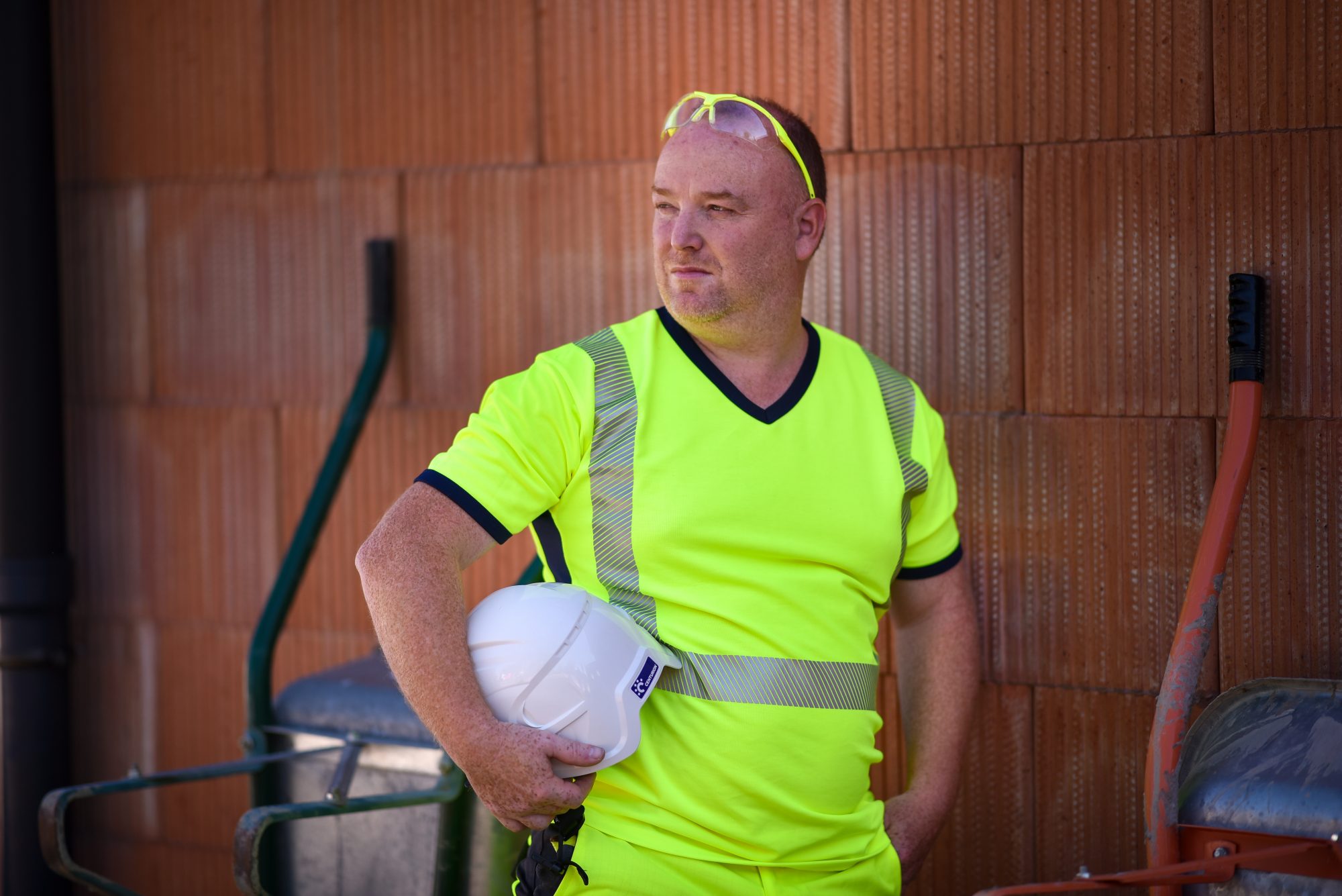 Travailleur portant un t-shirt haute visibilité jaune fluo